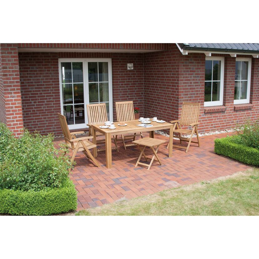 Gartenmöbel-Set aus Holz auf gepflasterter Terrasse