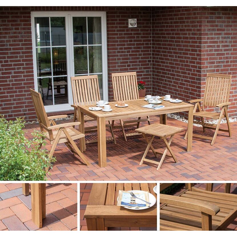 Gartenmöbel-Set aus Holz mit vier Stühlen, einem Tisch und einem kleinen Beistelltisch.