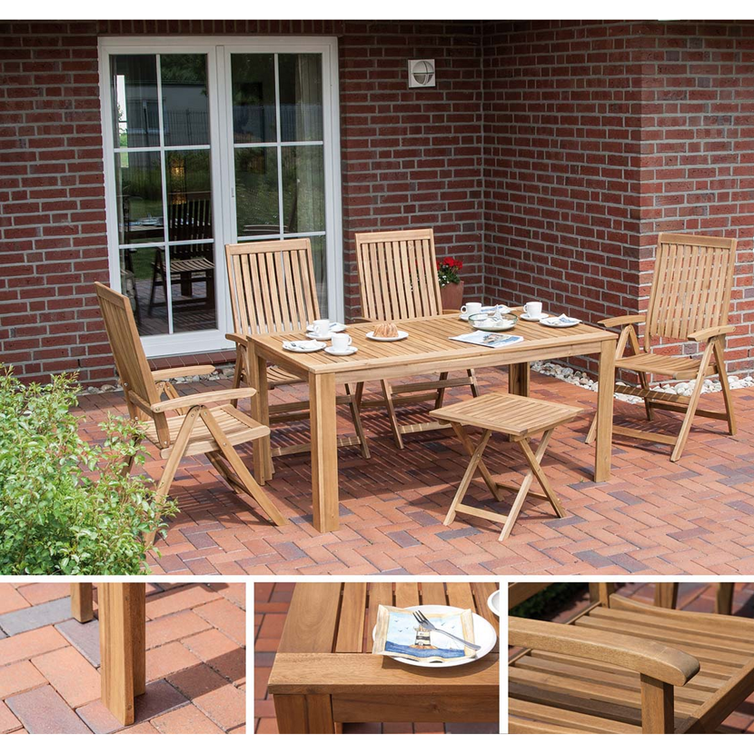 Gartenmöbel-Set aus Holz mit vier Stühlen, einem Tisch und einem kleinen Beistelltisch.