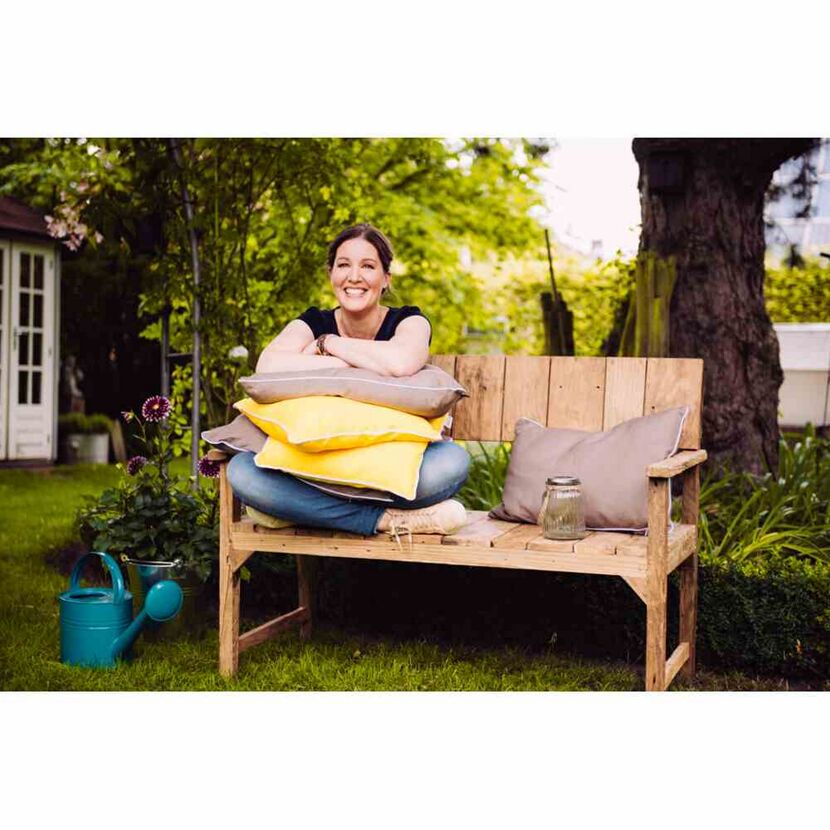 Gartenbank 'Loreo' 2-Sitzer Teakholz braun 124 x 90 x 60 cm