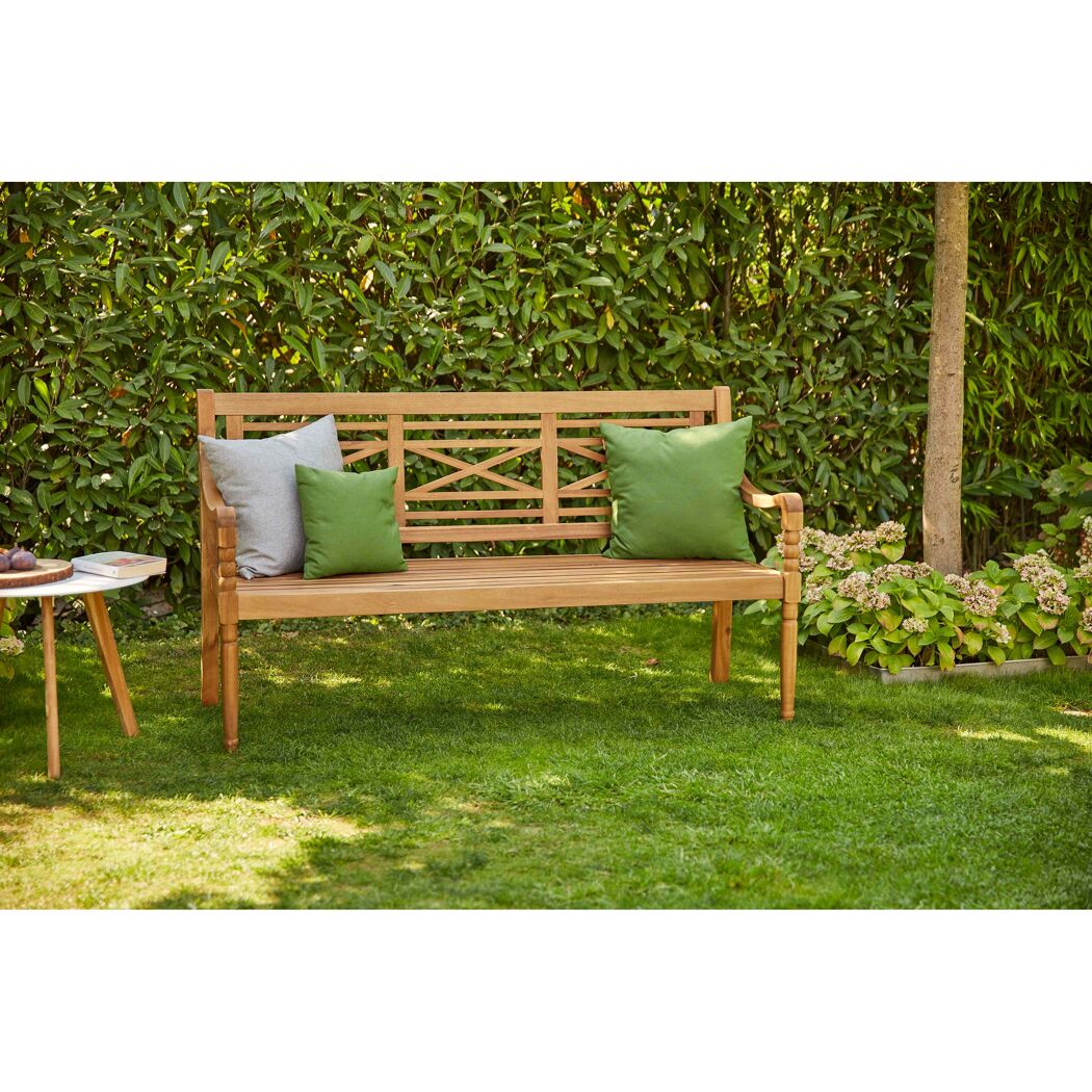 Holzbank mit zwei Kissen im Garten