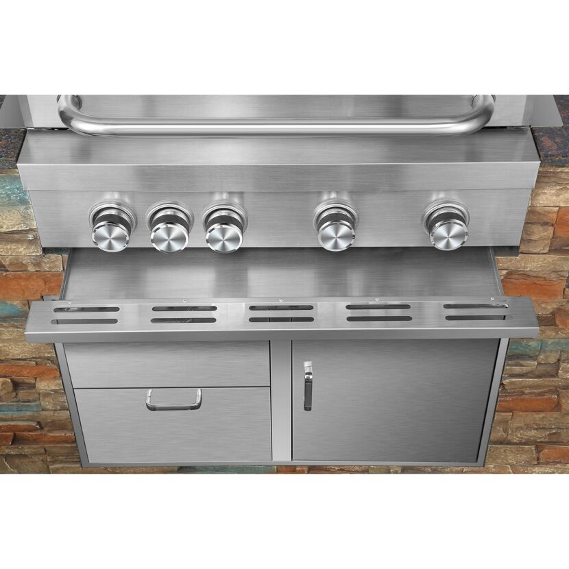 Edelstahlgrill mit vier Drehreglern, darunter eine Schublade und eine Schranktür.