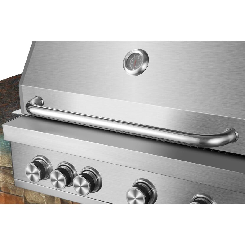 Edelstahlgrill mit Temperaturanzeige und Drehknöpfen.