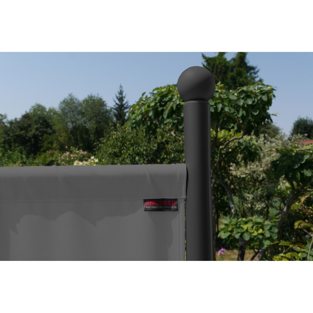 Schwarzer Pfosten mit grauer Stellwand im Garten