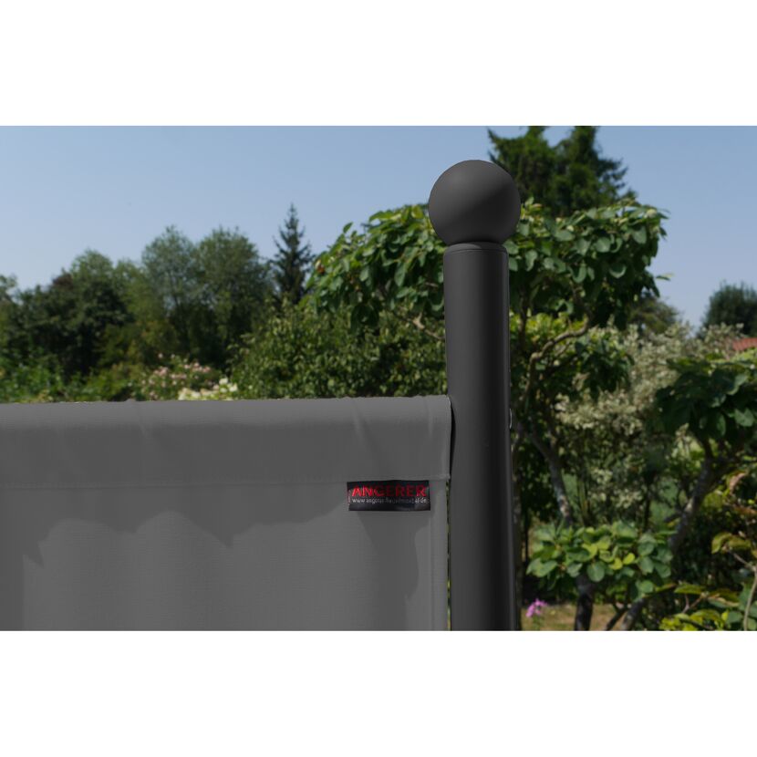 Grauer Sichtschutzzaun im Garten