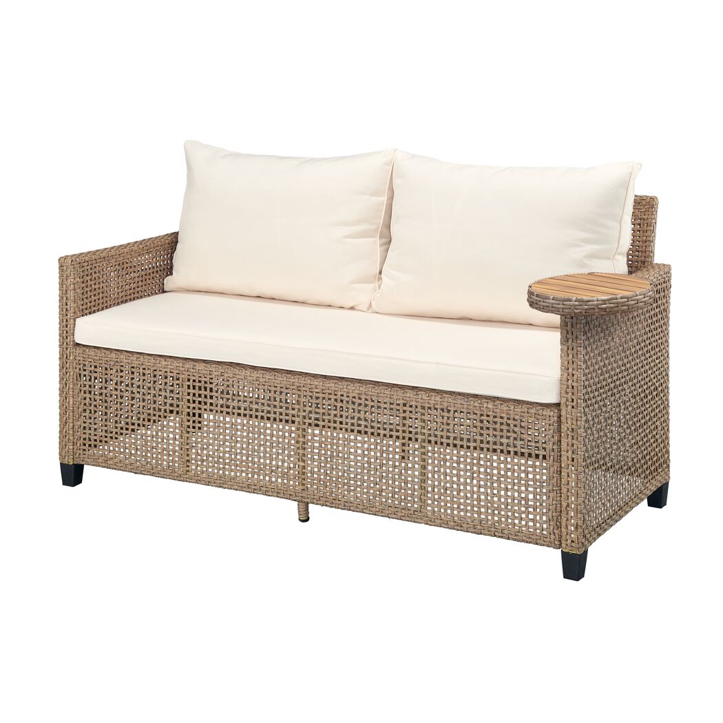 Geflochtenes Sofa mit zwei cremefarbenen Kissen und einem kleinen Beistelltisch