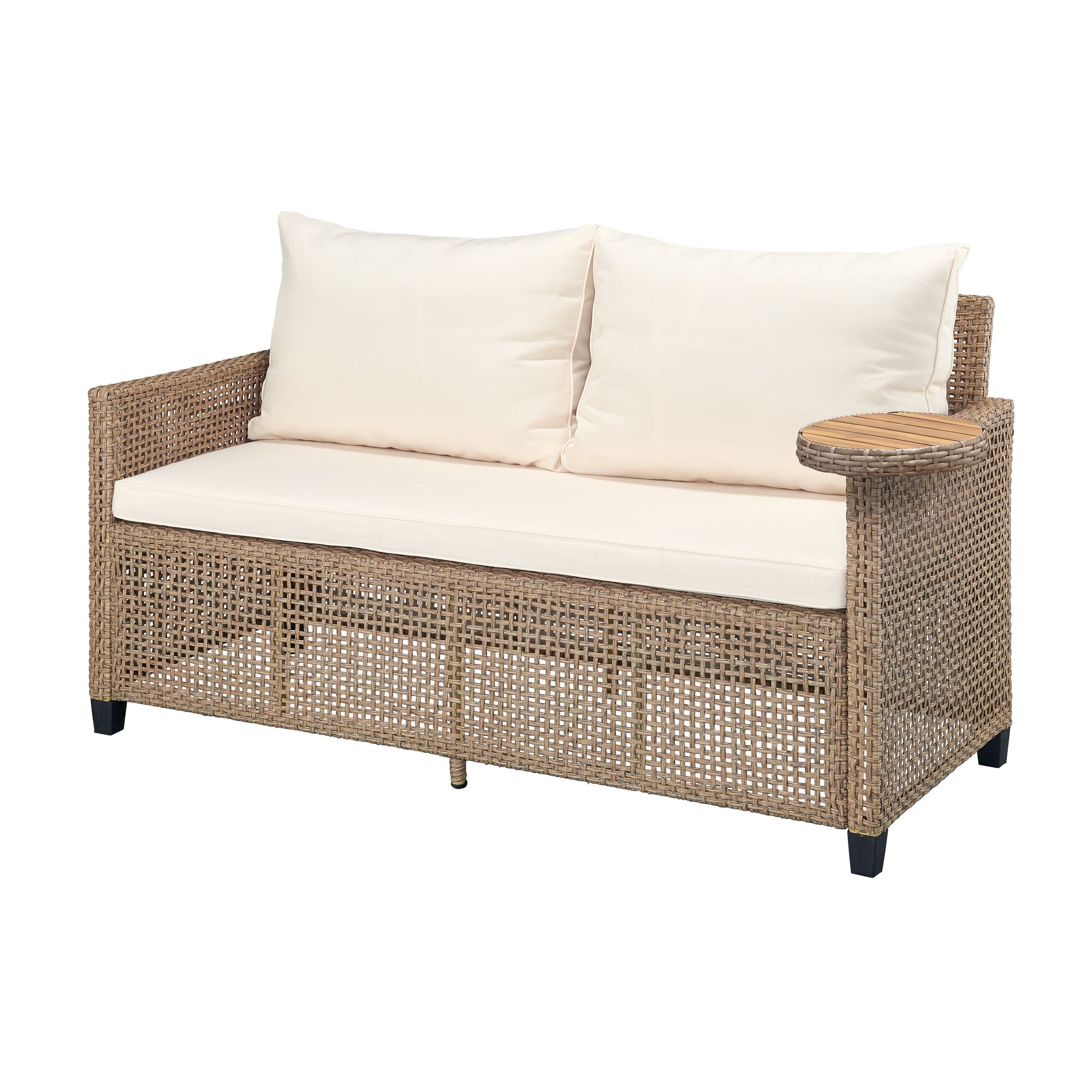 Geflochtenes Sofa mit zwei cremefarbenen Kissen und einem kleinen Beistelltisch