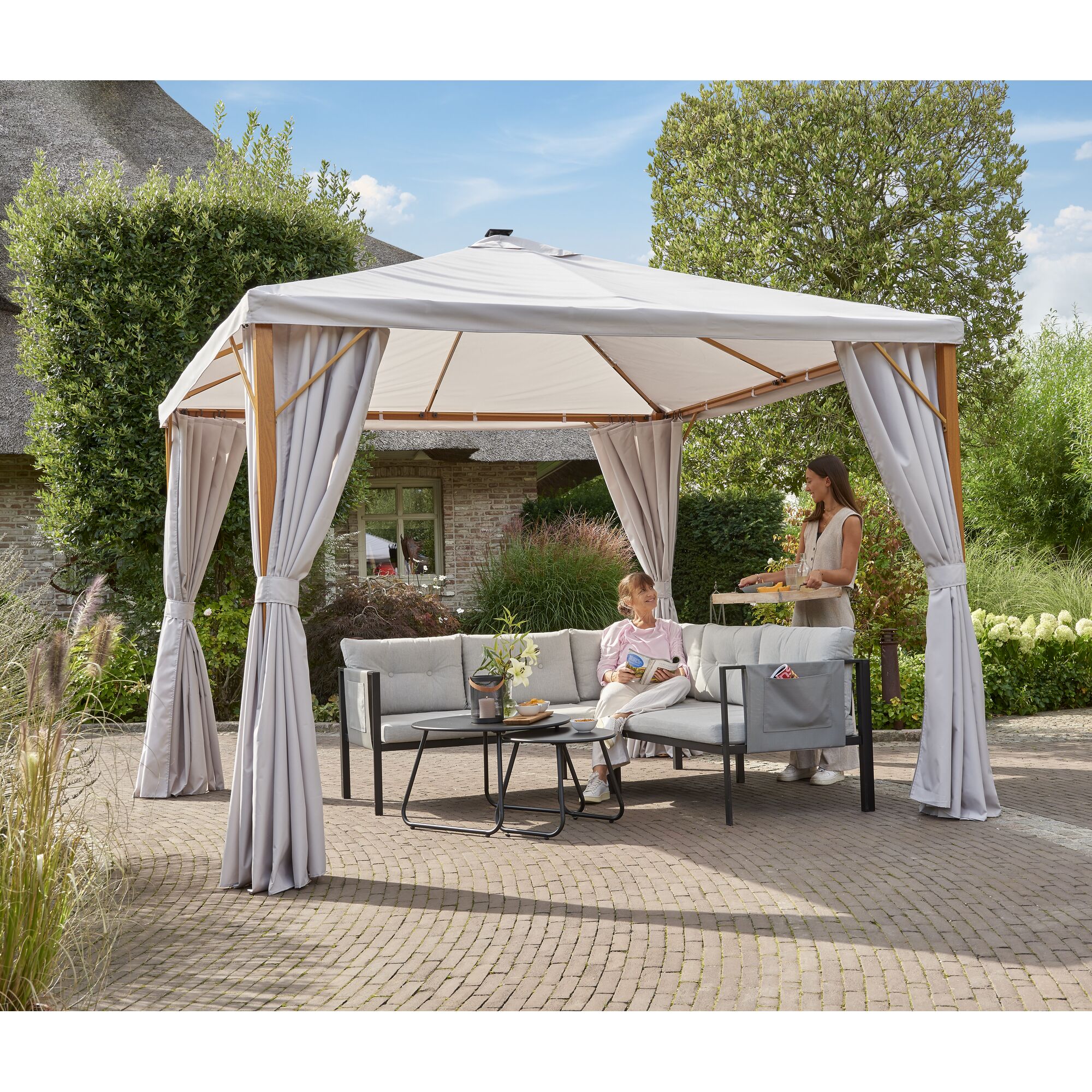 Person entspannt im Gartenpavillon Solea