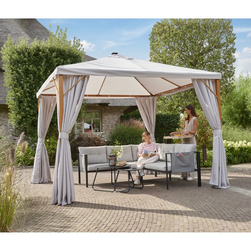 Person entspannt im Gartenpavillon Solea