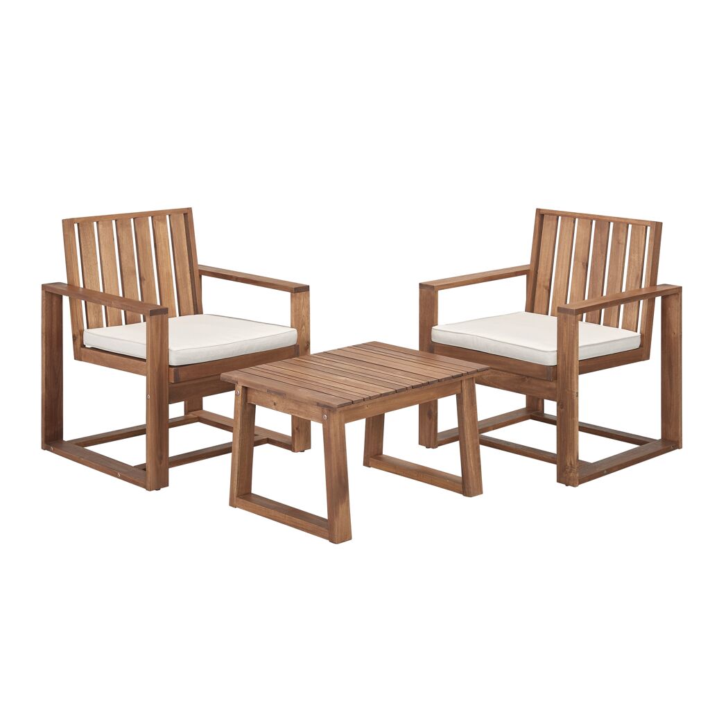 Drei-teiliges Gartenmöbel-Set aus Holz mit weißen Kissen.