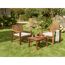 Drei-teiliges Gartenmöbel-Set aus Holz mit Tisch und zwei Stühlen auf Rasen