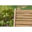 Nahaufnahme der Rückenlehne eines Gartenstuhls aus Holz.