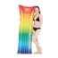 Person mit einer regenbogenfarbenen Luftmatratze