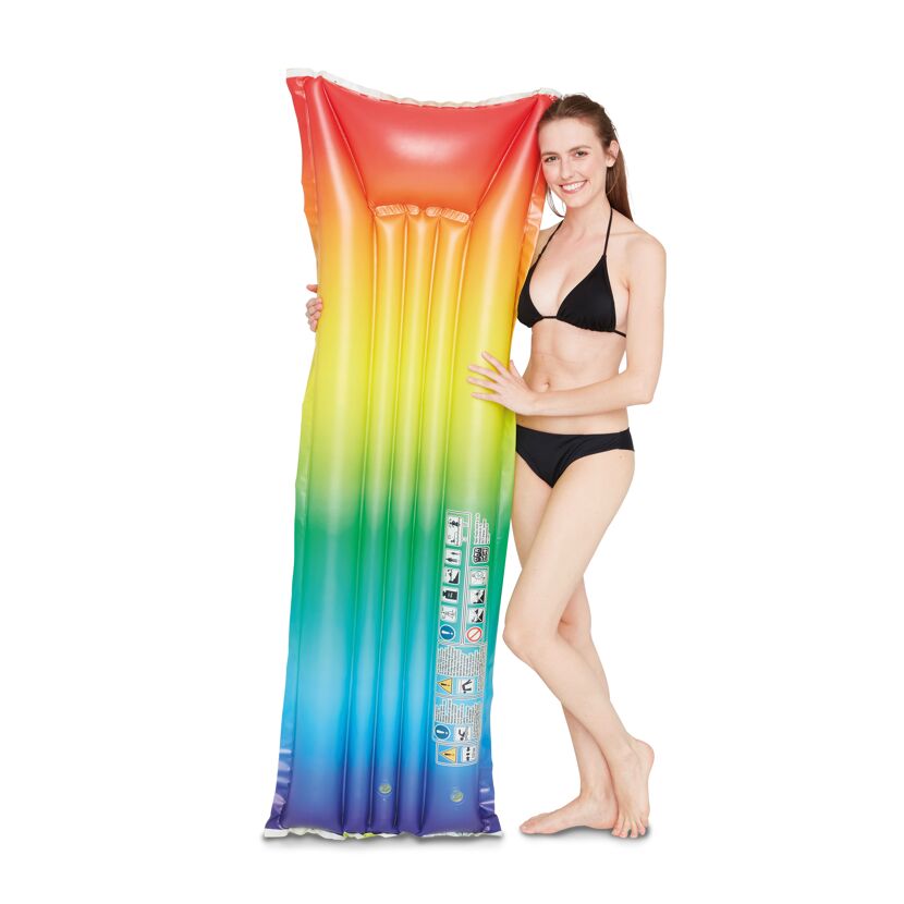 Person mit einer regenbogenfarbenen Luftmatratze