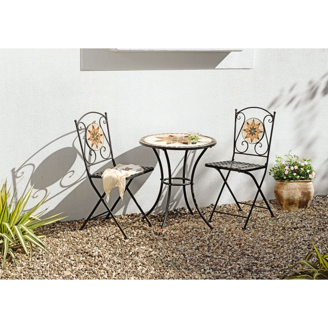 Mosaik-Bistrotisch mit zwei Stühlen im Garten