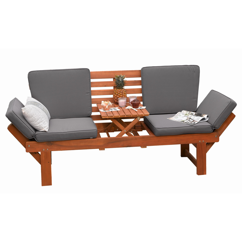 Gartenbank aus Holz mit grauen Kissen und Tisch