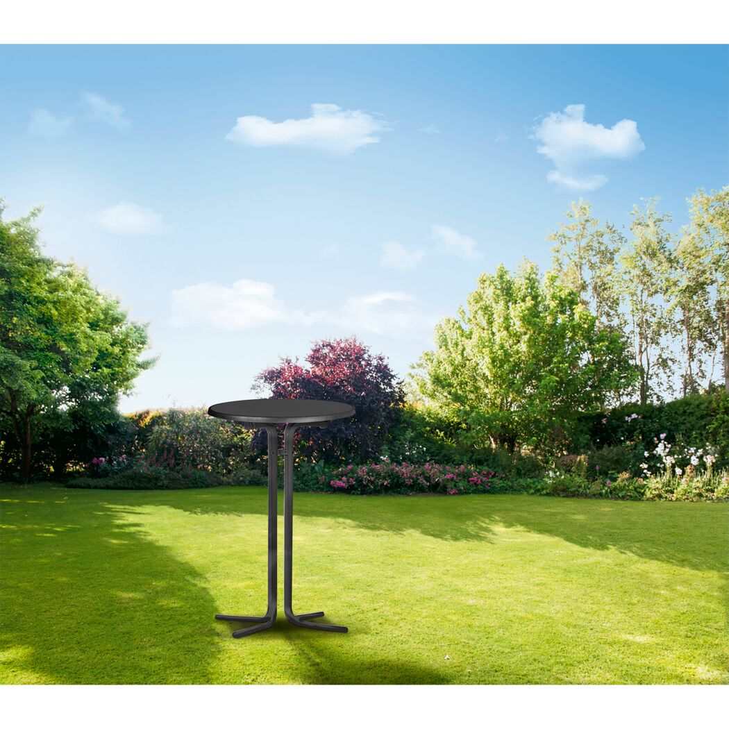 Abklappbarer Stehtisch im Garten