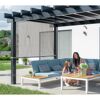 Eine Person und ein Kind sitzen unter einer Pergola Yamba.