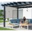 Eine Person und ein Kind sitzen unter einer Pergola Yamba.