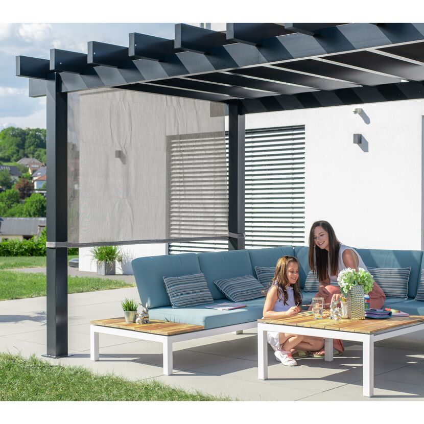 Eine Person und ein Kind sitzen unter einer Pergola Yamba.
