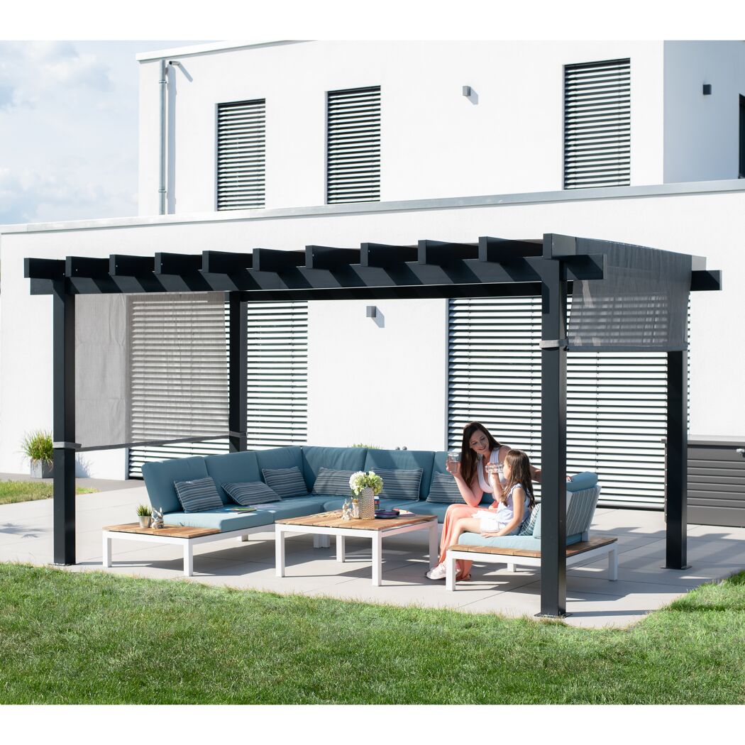 Schwarze Pergola Yamba mit Sofa und zwei Personen