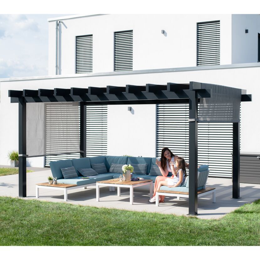 Schwarze Pergola Yamba mit Sofa und zwei Personen