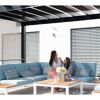 Zwei Personen sitzen auf einer Gartensofa unter einer Pergola.
