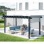 Eine Person und ein Kind sitzen auf einer Gartenlounge unter einer Pergola Yamba.