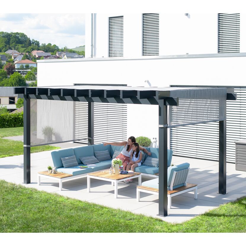 Eine Person und ein Kind sitzen auf einer Gartenlounge unter einer Pergola Yamba.
