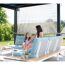 Person und Kind sitzen auf einer Gartenlounge unter einer Pergola.