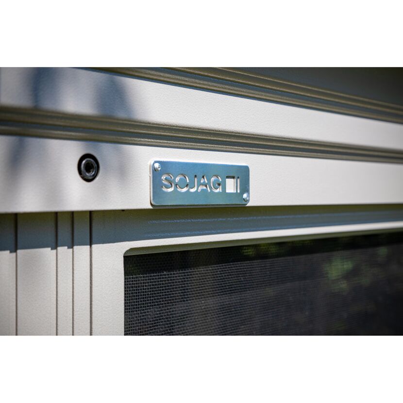 Nahaufnahme des SOJAG-Logos auf einem Pavillon.