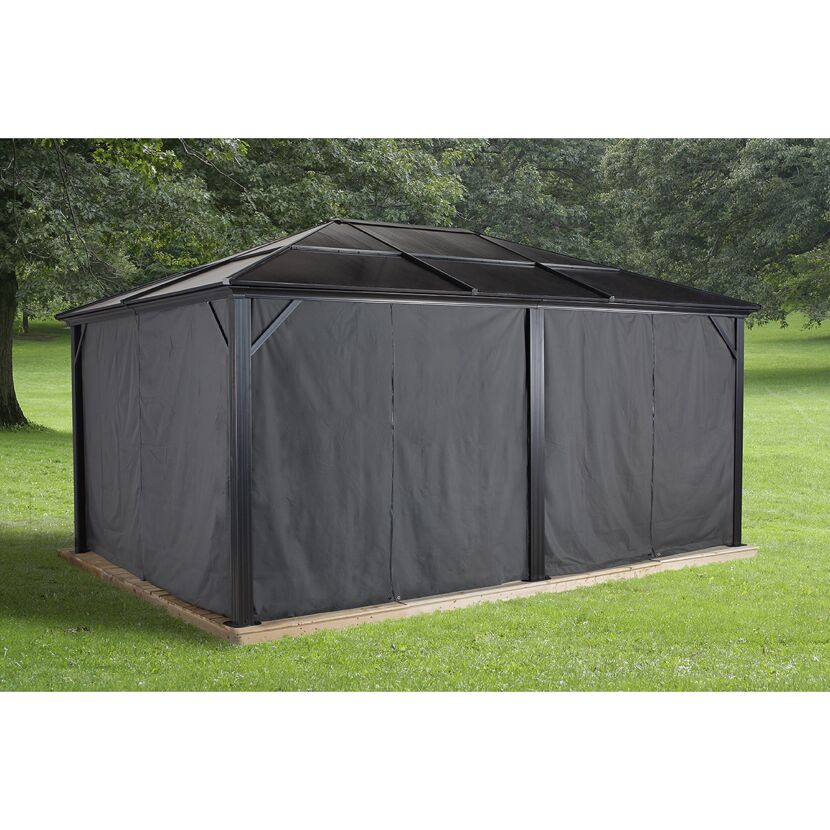 Gartenpavillon mit grauen Vorhängen