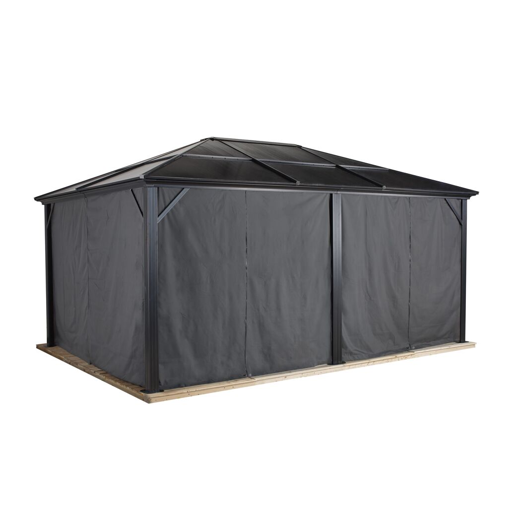 Gartenpavillon mit Vorhängen