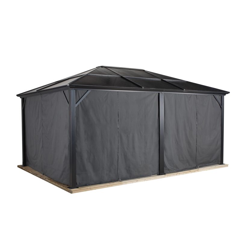 Gartenpavillon mit Vorhängen