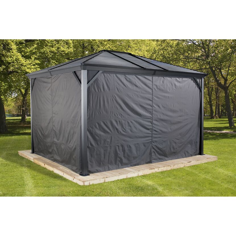 Pavillon Ventura mit dunkelgrauen Vorhängen