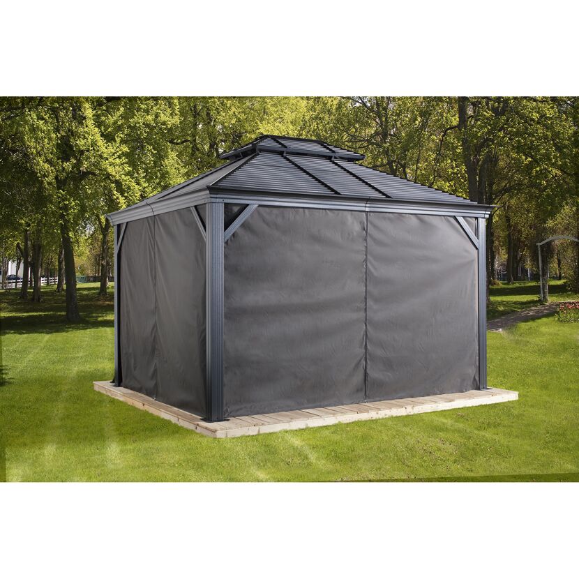 Pavillon mit dunkelgrauen Vorhängen