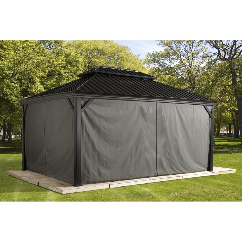 Pavillon mit dunkelgrauen Vorhängen und Holzboden