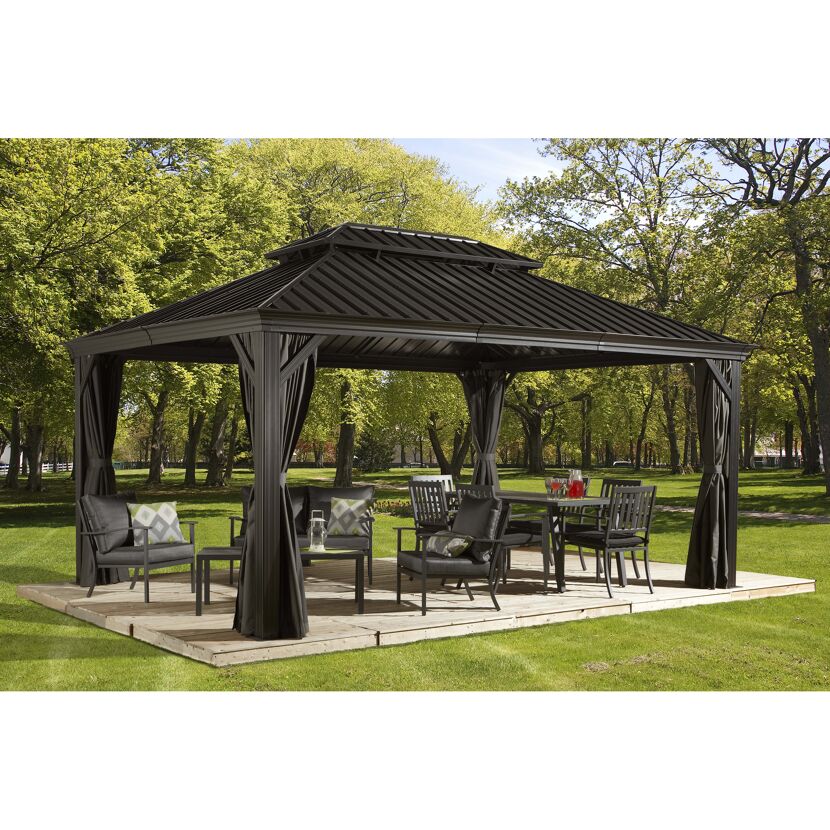 Schwarzer Gartenpavillon mit Vorhängen und Gartenmöbeln