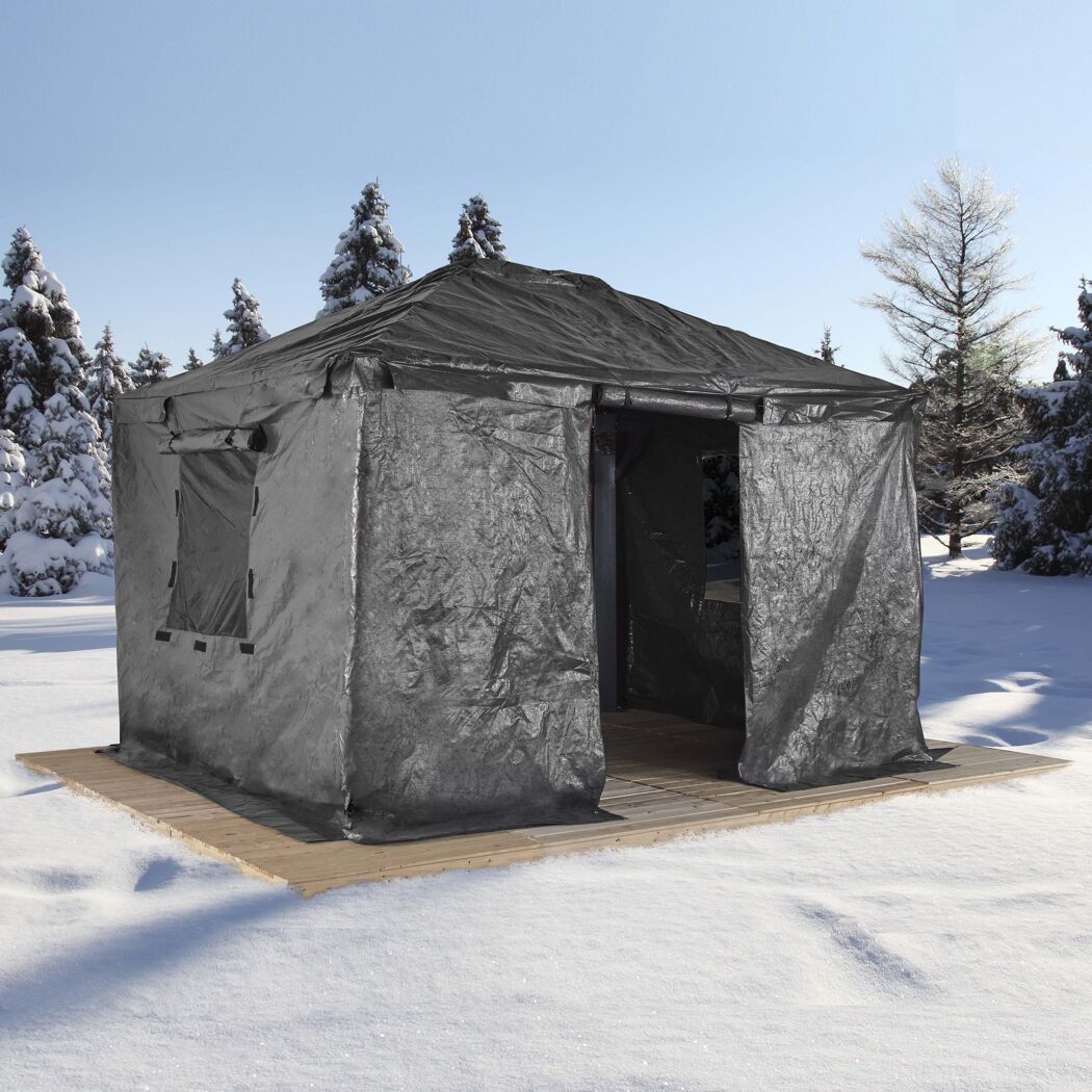 Graue Winterabdeckung für Pavillon im Schnee