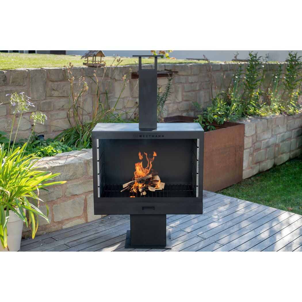 Schwarzer Westmann Grill und Kaminofen im Garten