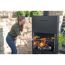 Person grillt mit dem Gartenkamin Westmann