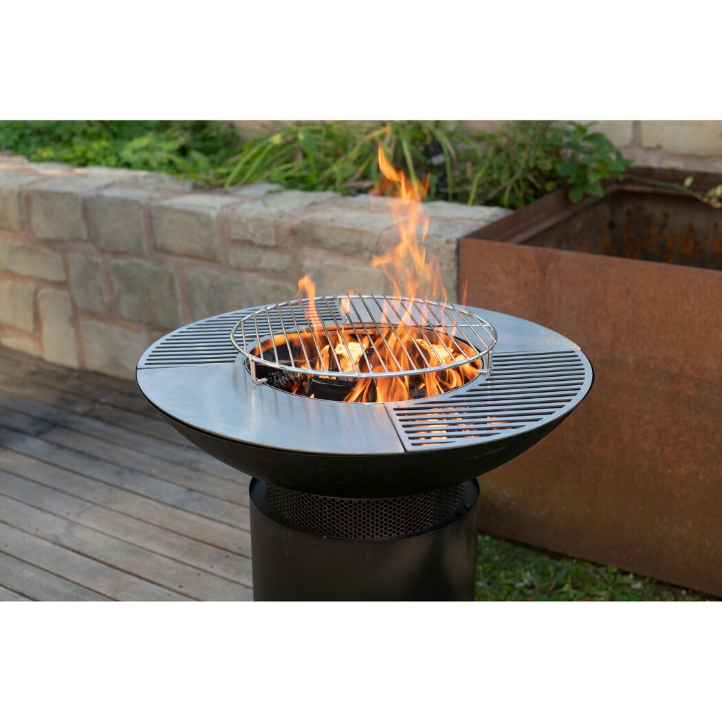 Runder Grill mit Feuer