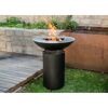 Runder Grill mit Feuer auf einem hohen, schwarzen Sockel