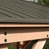 Braunes Metalldach und Holzbalken am Holzpavillon Devon