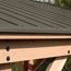 Braunes Metalldach und Holzbalken am Holzpavillon Devon