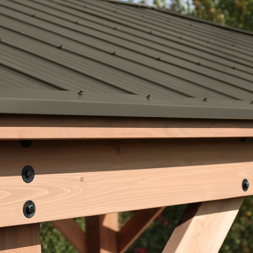 Braunes Metalldach und Holzbalken am Holzpavillon Devon