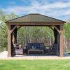 Pavillon mit Sofa, zwei Sesseln und kleinem Tisch auf einer Terrasse