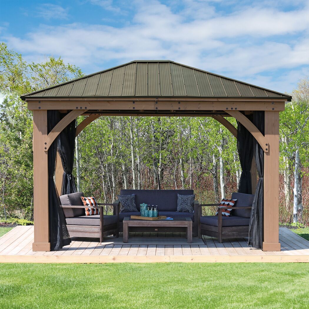 Pavillon mit Sofa, zwei Sesseln und kleinem Tisch auf einer Terrasse