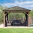 Pavillon mit Sofa, zwei Sesseln und kleinem Tisch auf einer Terrasse