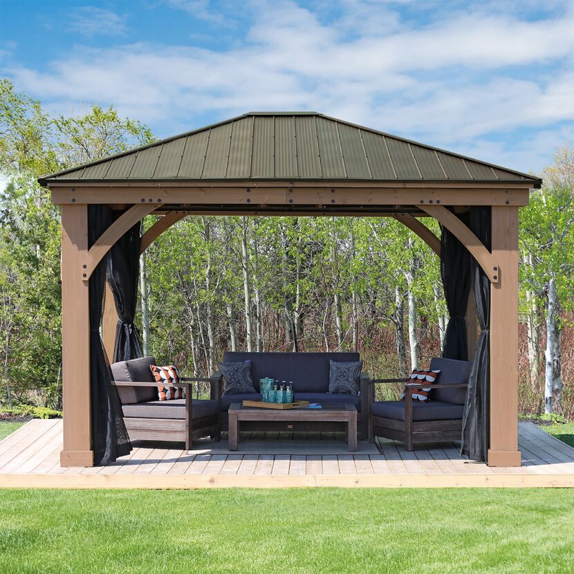 Pavillon mit Sofa, zwei Sesseln und kleinem Tisch auf einer Terrasse